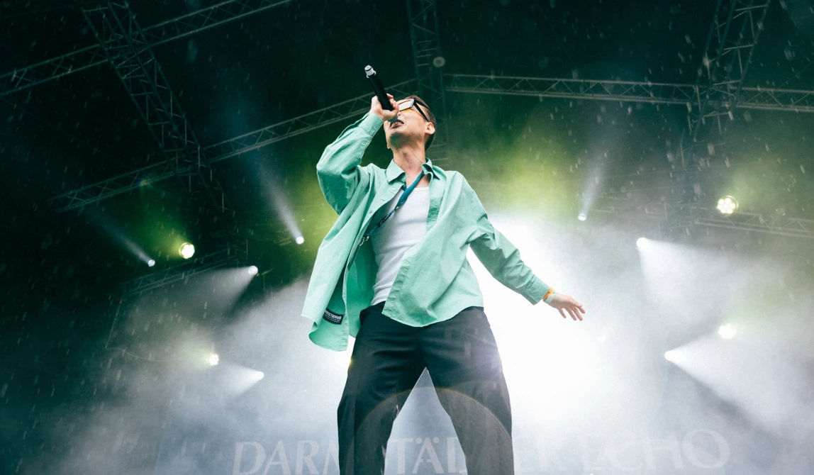 Coodiny singing on stage